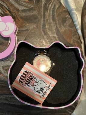Hallo  kitty watch , has a small crack on front but work well , see pictures